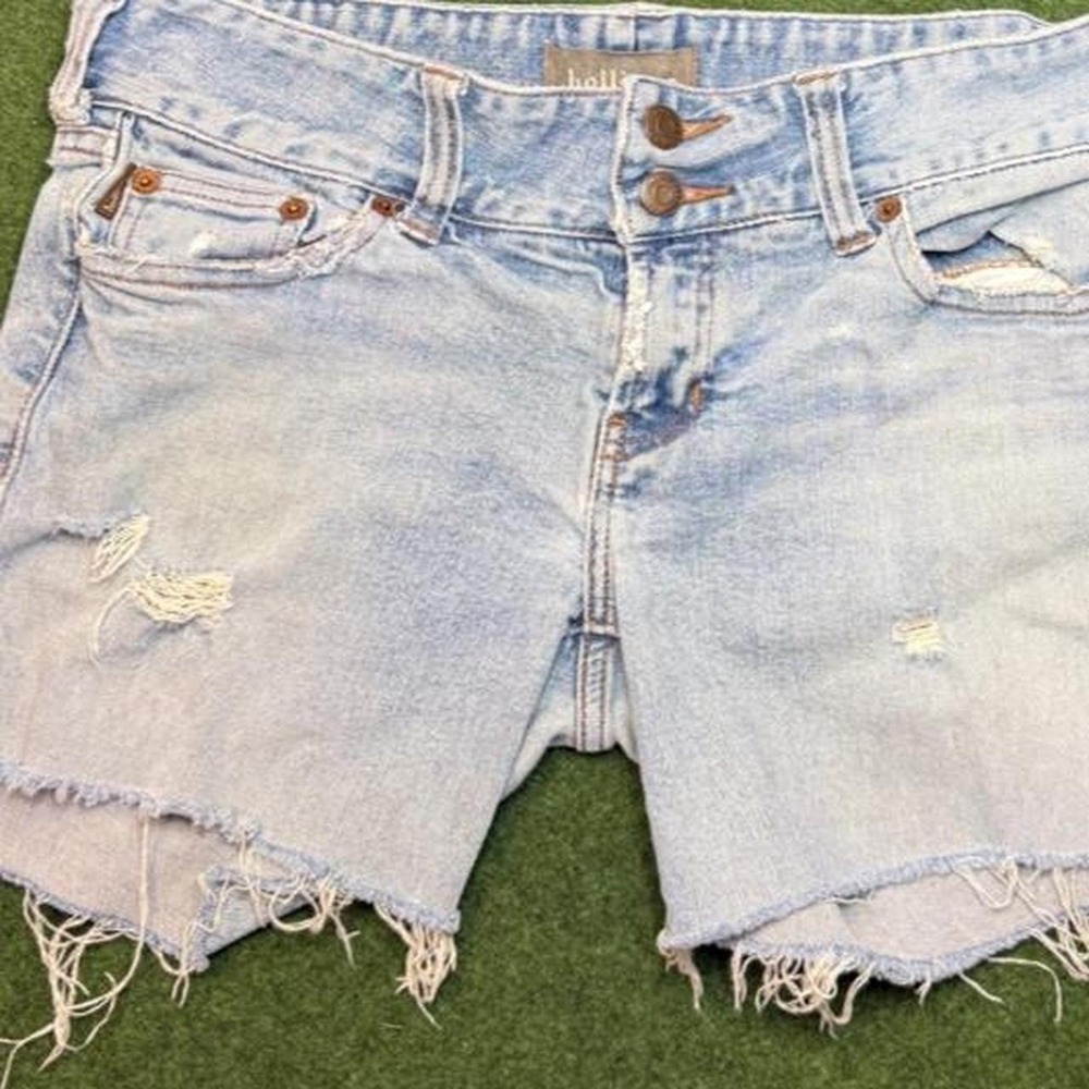 Hollister Co. blue denim shorts with frayed hem Size 5 - Picture 4 of 4